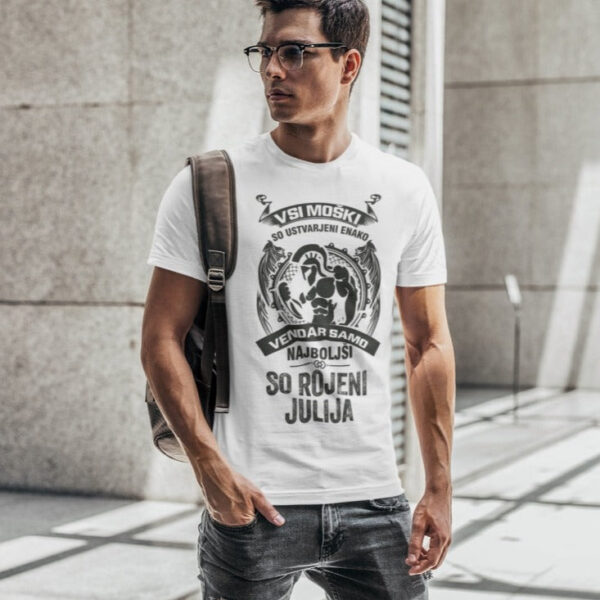 Optimized-t-shirt-mockup-of-a-man-with-glasses-carrying-a-backpack-on-his-shoulder-421-el_4_1.jpg Majica Samo Najboljši So Rojeni - Julij