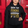 Kapucar Sem Tip Ženske Ki Je Popolnoma Zadovoljna s Traktorjem In Pivom