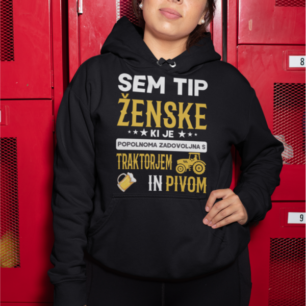 Kapucar Sem Tip Ženske Ki Je Popolnoma Zadovoljna s Traktorjem In Pivom