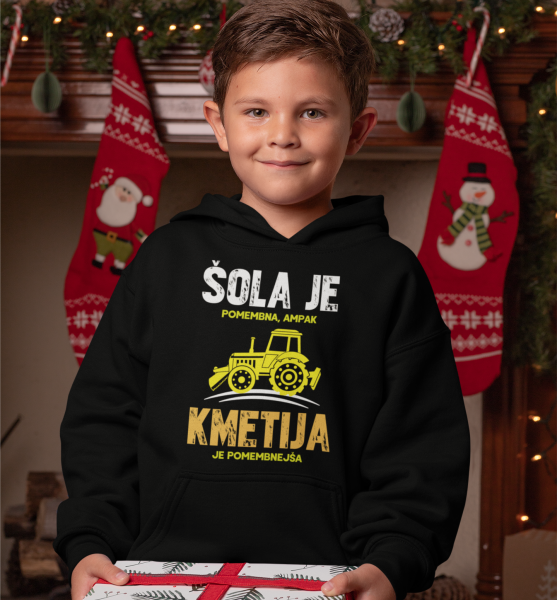 Otroški Kapucar Šola Je Pomembna, Ampak Kmetija Je Pomembnejša