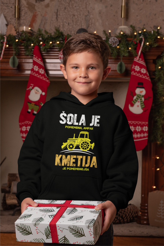 Otroški Kapucar Šola Je Pomembna, Ampak Kmetija Je Pomembnejša