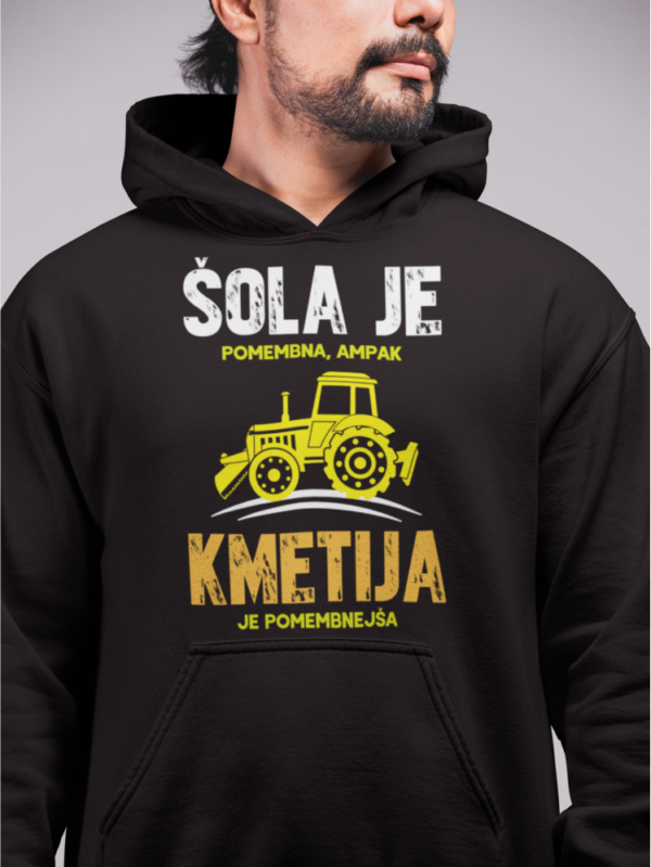 Kapucar Šola Je Pomembna, Ampak Kmetija Je Pomembnejša