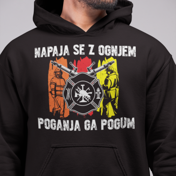 Kapucar Napaja Se Z Ognjem, Poganja Ga Pogum