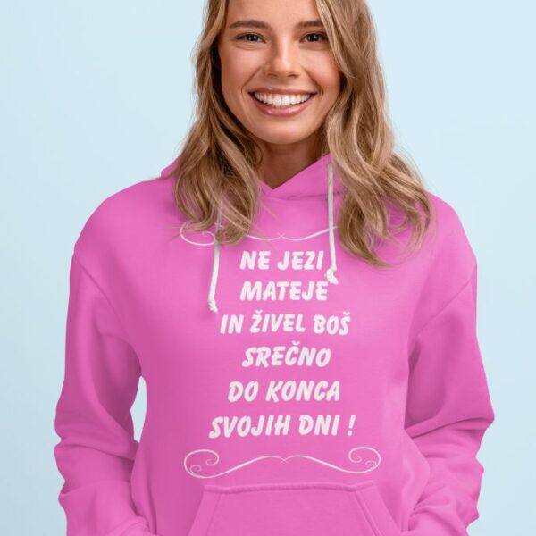 hoodie.mockup.of_.a.happy_.young_.woman_.standing.against.a.colored.backdrop.m2372.r.el2_.jpg Jopica - Ne jezi Mateje in živel boš srečno do konca svojih dni