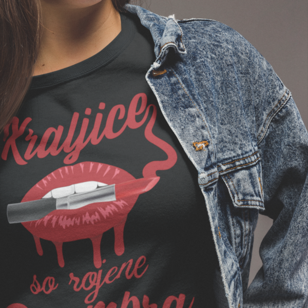kraljice-december-new-fb_1024x1024_2x_8a8b613b-82de-4b80-a447-072f18da9c9a.png Outlet Majica Kraljice So Rojene - December