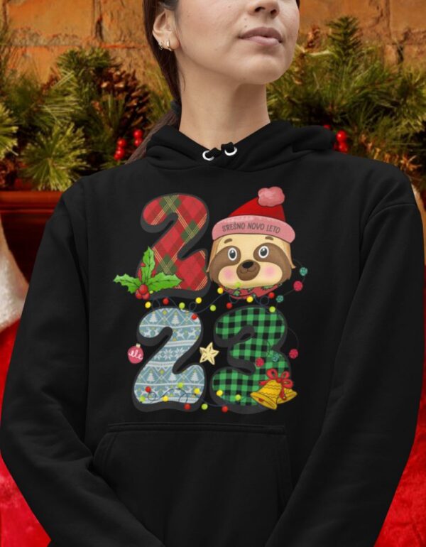 mockup.of_.a.cropped.face_.woman_.wearing.a.pullover.hoodie.28302.1.jpg Kapucar Srečno 2023