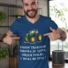 mockup.of_.a.man_.pointing.at_.his_.heathered.t.shirt_.28737.1.jpg Majica Vozim Traktor