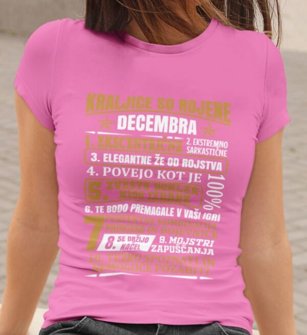 mockup.of_.a.woman_.wearing.a.crewneck.t.shirt_.2015.el1_.140_1.jpg Majica Kraljice So Rojene Decembra