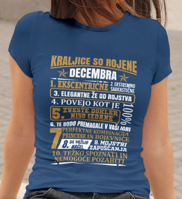 mockup.of_.a.woman_.wearing.a.crewneck.t.shirt_.2015.el1_.142.jpg Majica Kraljice So Rojene Decembra