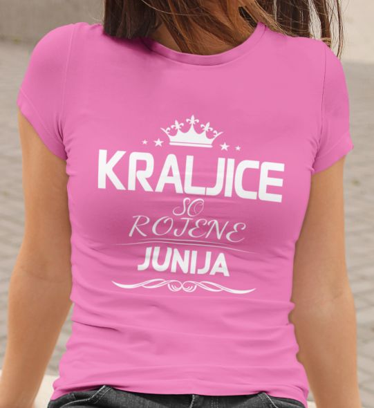 mockup.of_.a.woman_.wearing.a.crewneck.t.shirt_.2015.el1_.36_8c1df1ab-b50c-4227-9725-b8c5cd1f38fe.jpg Majica Kraljice So Rojene - Junija