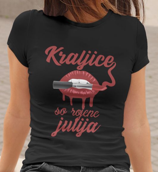 mockup.of_.a.woman_.wearing.a.crewneck.t.shirt_.2015.el1_.565.jpg Majica Kraljice So Rojene Julija