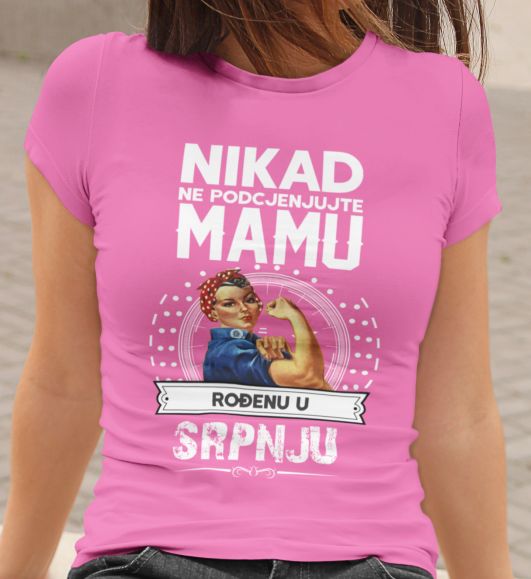 mockup.of_.a.woman_.wearing.a.crewneck.t.shirt_.2015.el1_.89.jpg Majica Ne Podcenjujte Mamu Srpnju