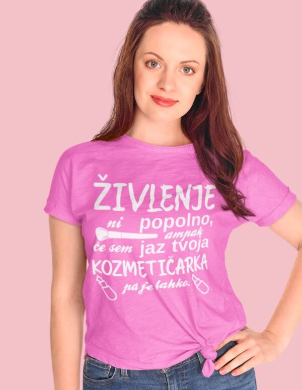 mockup.of_.a.woman_.wearing.a.knotted.t.shirt_.in_.a.studio.m2522.r.el2_.jpg Majica Kozmetičarka