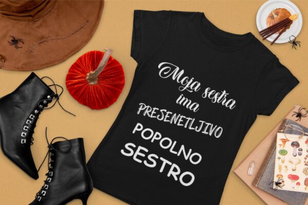 mojasesestraimapresenetljivopopolnosestro-majica.jpg Majica - Moja sestra ima presenetljivo popolno sestro