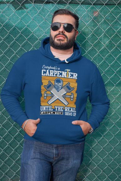 plus.size_.hoodie.mockup.of_.a.man_.leaning.on_.a.chain_.link_.fence_.27742.1.jpg Kapucar Everybod's Carpenter