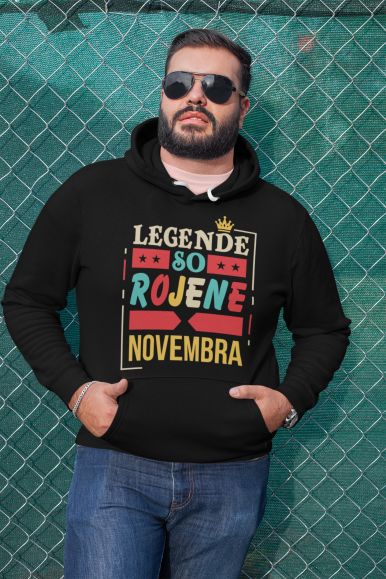 plus.size_.hoodie.mockup.of_.a.man_.leaning.on_.a.chain_.link_.fence_.27742.18.jpg Kapucar Legende So Rojene Novembera