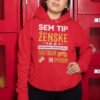 Kapucar Sem Tip Ženske Ki Je Popolnoma Zadovoljna s Traktorjem In Pivom