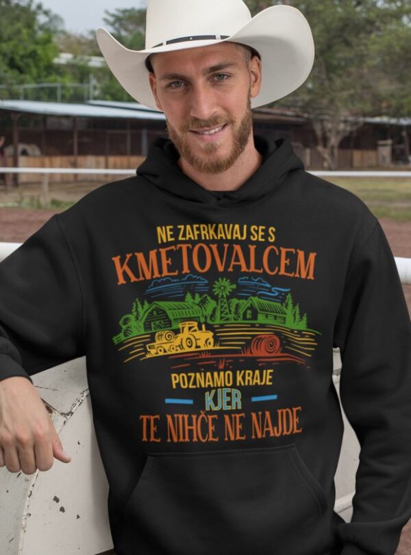 pullover.hoodie.mockup.featuring.a.cowboy.at_.a.ranch_.27956.jpg Kapucar Ne Zafrkavaj Se S Kmetovalcem