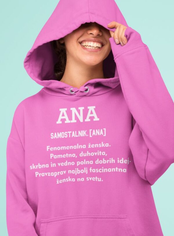 pullover.hoodie.mockup.featuring.a.woman_.laughing.in_.a.studio.32828a.17_9f254c74-2de6-433b-a8b7-95799c26ba66.jpg Kapucar Samostalnik Ana
