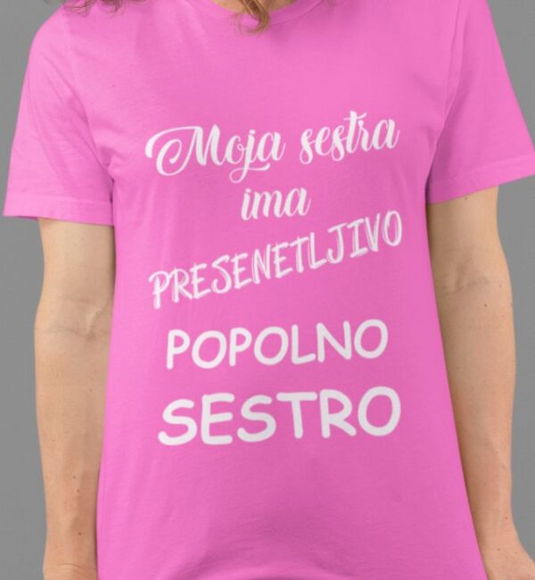 studio.mockup.of_.a.woman_.grabbing.her_.t.shirt_.32941.jpg Majica - Moja sestra ima presenetljivo popolno sestro