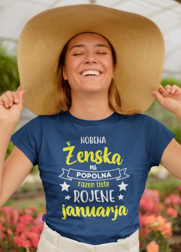 t-shirt-mockup-of-a-happy-woman-wearing-a-large-sun-hat-22504_3.jpg Majica Nobena Ženska Ni Popolna - JANUAR (NOVO)