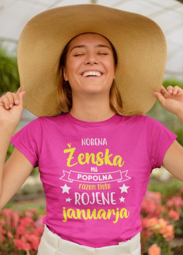 t-shirt-mockup-of-a-happy-woman-wearing-a-large-sun-hat-22504_4.jpg Majica Nobena Ženska Ni Popolna - JANUAR (NOVO)