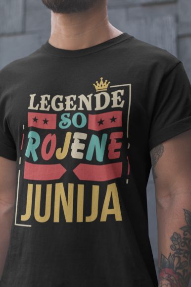 t.shirt_.mockup.of_.a.closeup.of_.a.man_.with_.a.beard_.and_.tattoos.20901a.262.jpg Majica Legende So Rojene Junija
