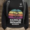 t.shirt_.mockup.of_.a.man_.casually.standing.2012.el1_.18.jpg Majica Po Naročilu - Tako Izgleda Najboljši Mehanik