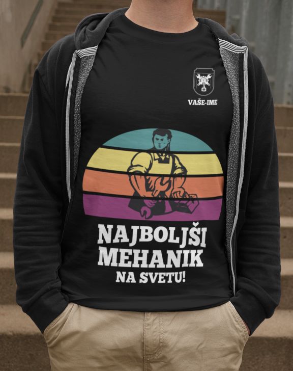 t.shirt_.mockup.of_.a.man_.casually.standing.2012.el1_.18.jpg Majica Po Naročilu - Tako Izgleda Najboljši Mehanik