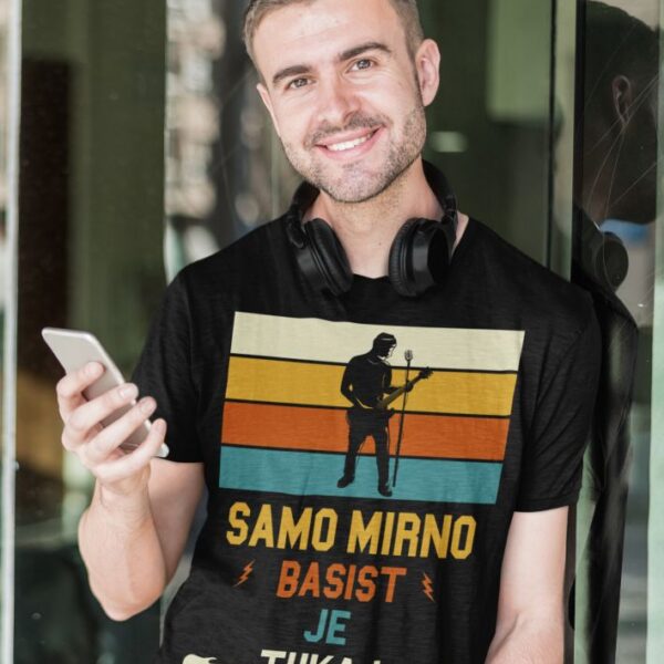 Majica Samo Mirno, Basist Je Tukaj