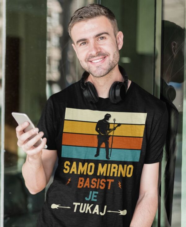 t.shirt_.mockup.of_.a.man_.posing.with_.headphones.around.his_.neck_.and_.holding.a.smartphone.m22340.r.el2_.jpg Majica Samo Mirno, Basist Je Tukaj