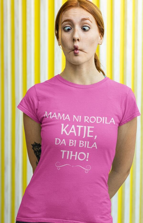 t.shirt_.mockup.of_.a.woman_.making.a.funny_.face_.in_.front_.of_.a.striped.wall_.m22370.4.jpg Majica Mama Ni Rodila Katje, Da Bi Bila Tiho