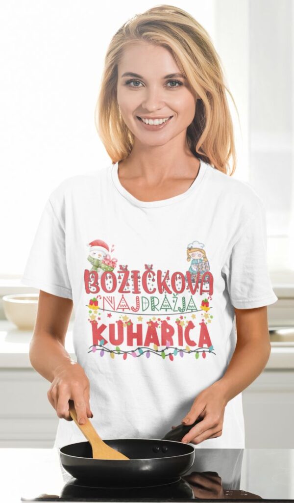 t.shirt_.mockup.of_.a.woman_.making.breakfast.in_.her_.kitchen.m2869.r.el2_.jpg Majica Božičkova Najdražja Kuharica
