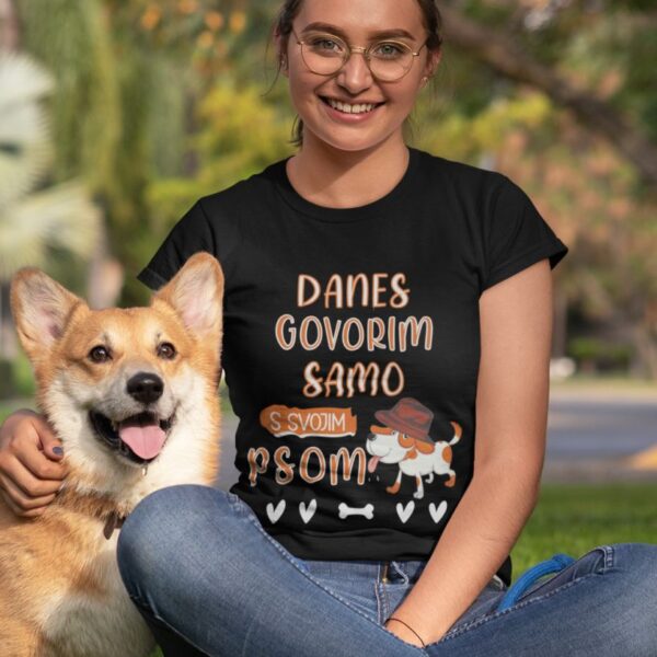 t.shirt_.mockup.of_.a.woman_.with_.a.smiling.dog_.next_.to_.her_.28036.jpg Majica Danes Govorim Samo S Svojim Psom