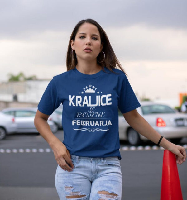 unisex-tee-mockup-of-a-woman-in-a-mall-parking-lot-23066_4.jpg Majica Kraljice So Rojene - Februar